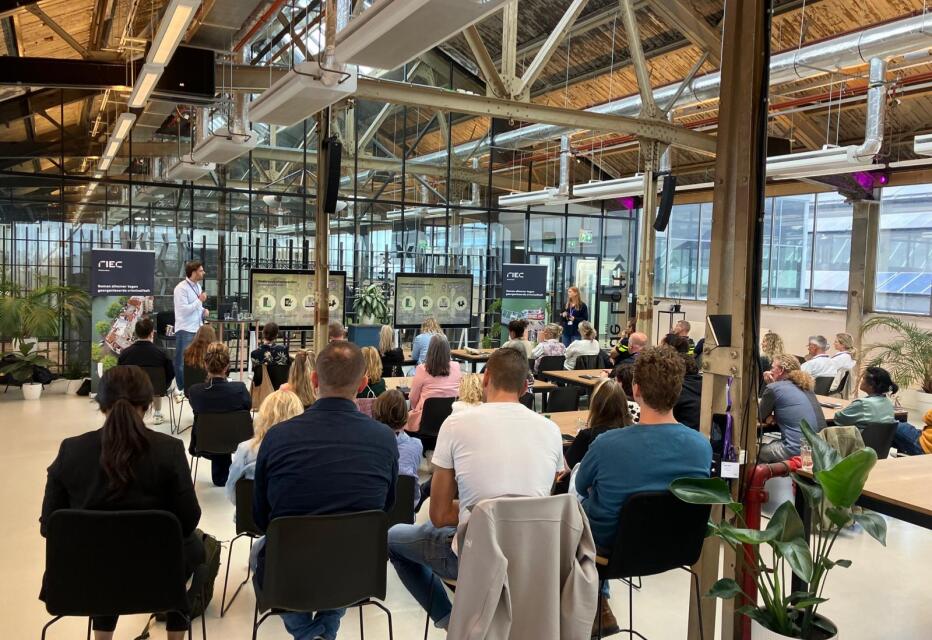 Corporatieprofessionals leren drugslocaties herkennen